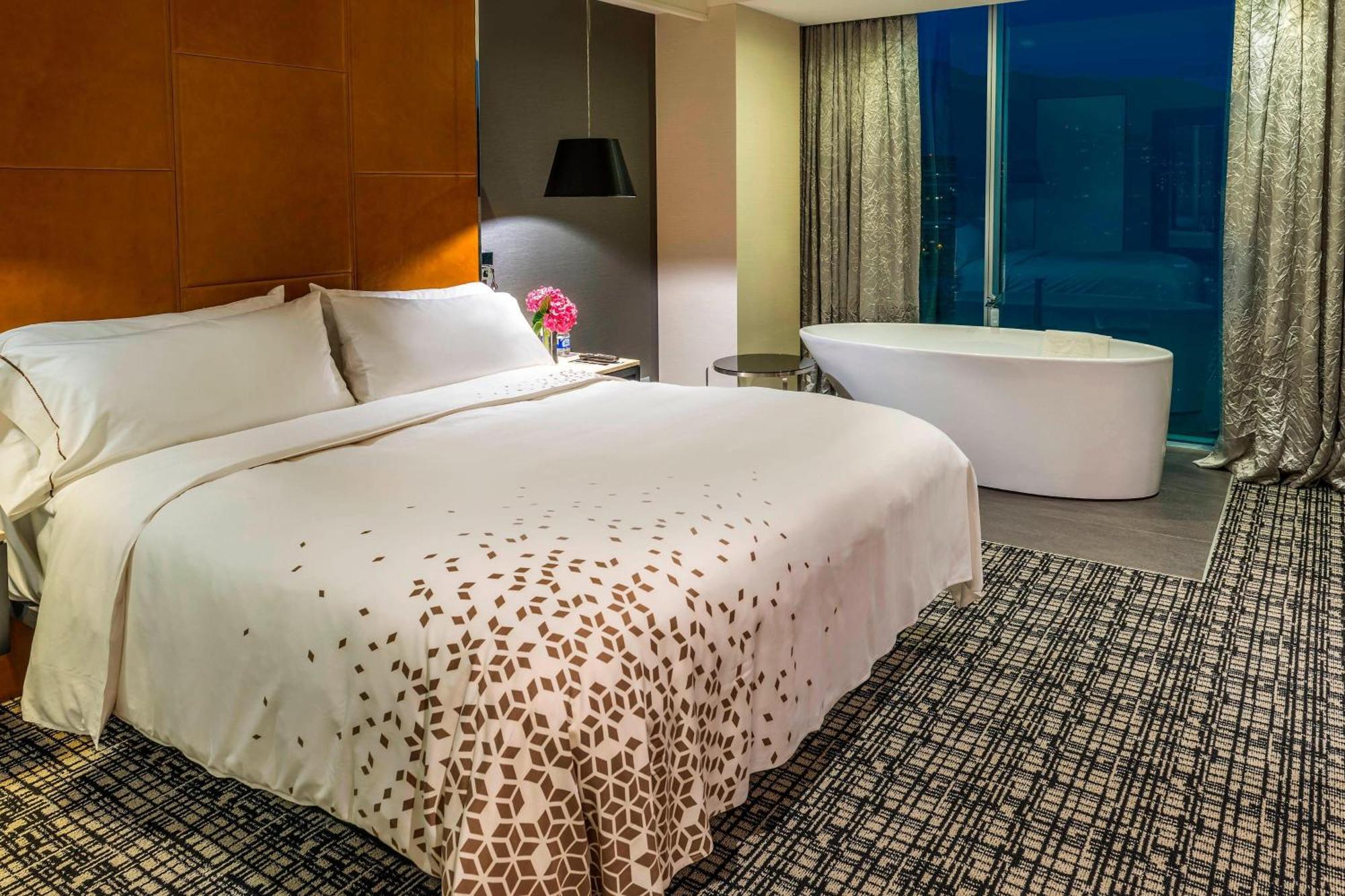Отель Renaissance Santiago By Marriott Экстерьер фото
