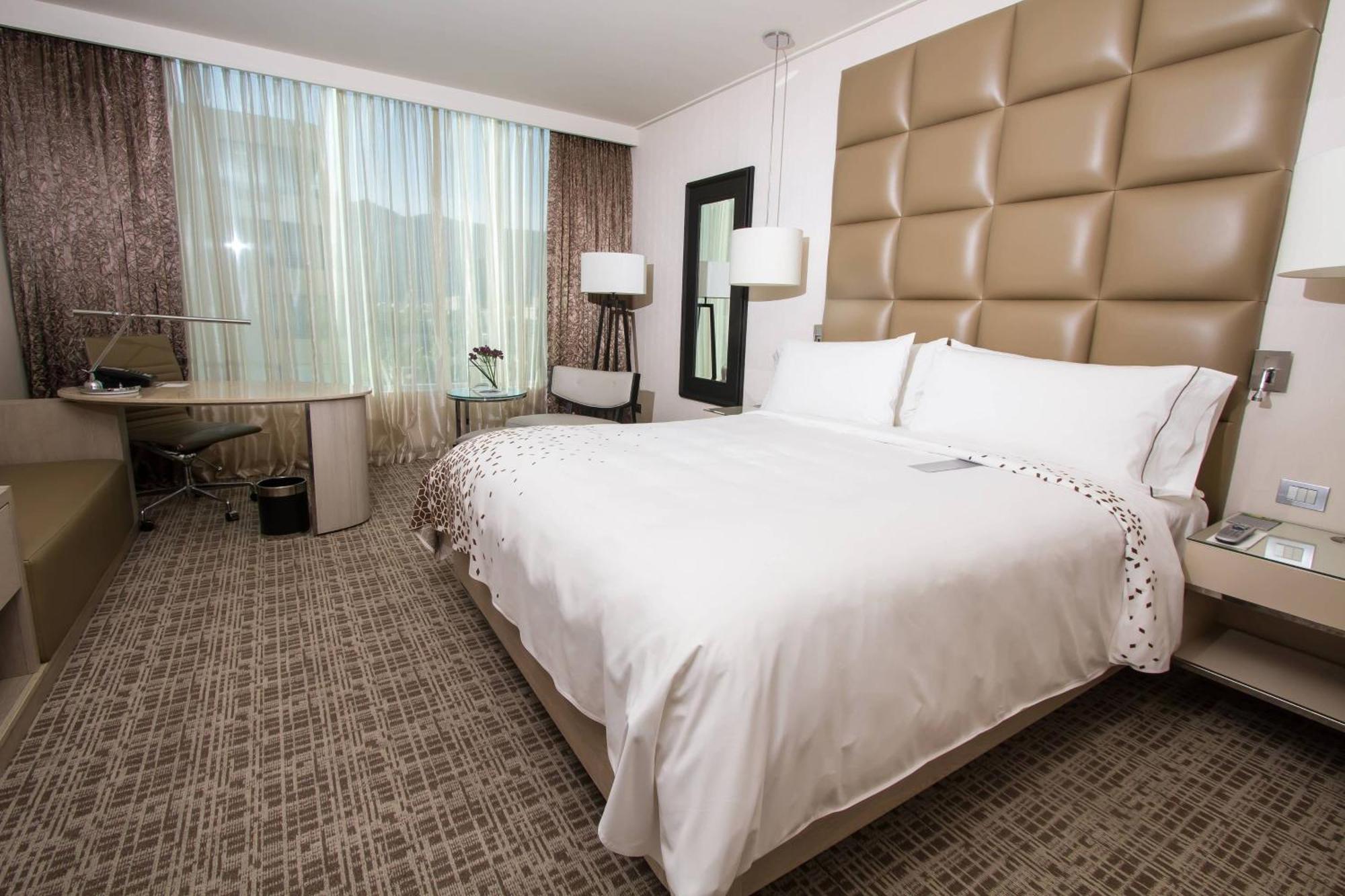 Отель Renaissance Santiago By Marriott Экстерьер фото